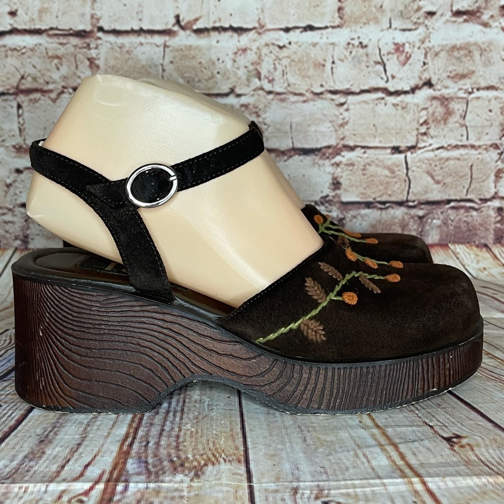 L.E.I. Y2K Brown Suede Floral Maryjane Pump Sz 8